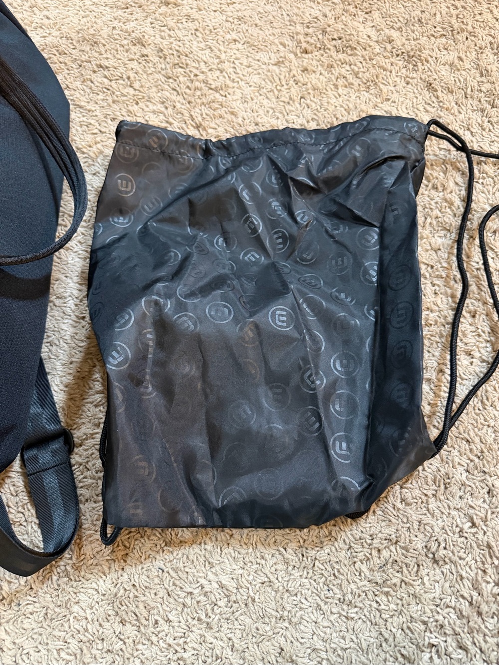 TravisMathew TMB200 Lateral Duffel Bag - Black - New with Tags - Picture 10 of 14